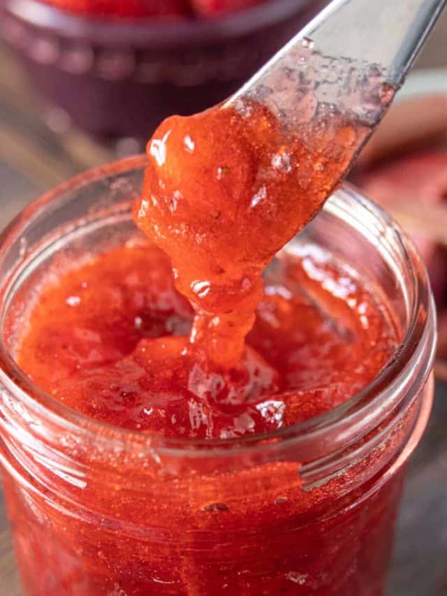 Homemade Strawberry Rhubarb Jam - stetted