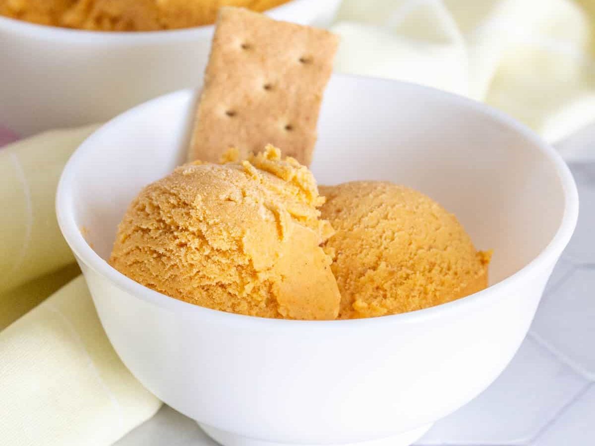 pumpkin ice cream in bowls